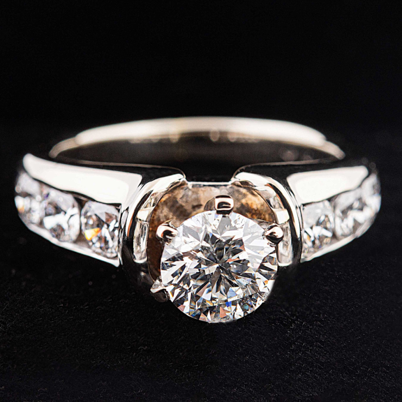 Prsten z bílého 18k zlata s diamantama o celkové velikosti 2,1ct