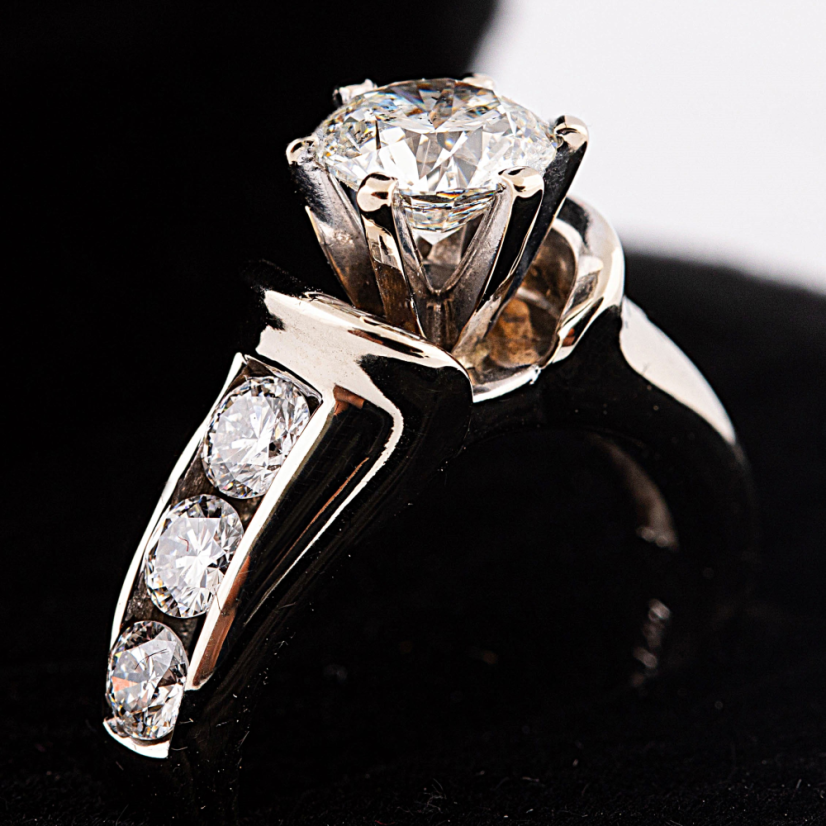 Prsten z bílého 18k zlata s diamantama o celkové velikosti 2,1ct