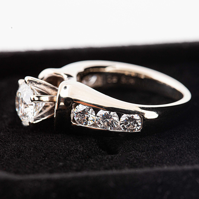 Prsten z bílého 18k zlata s diamantama o celkové velikosti 2,1ct