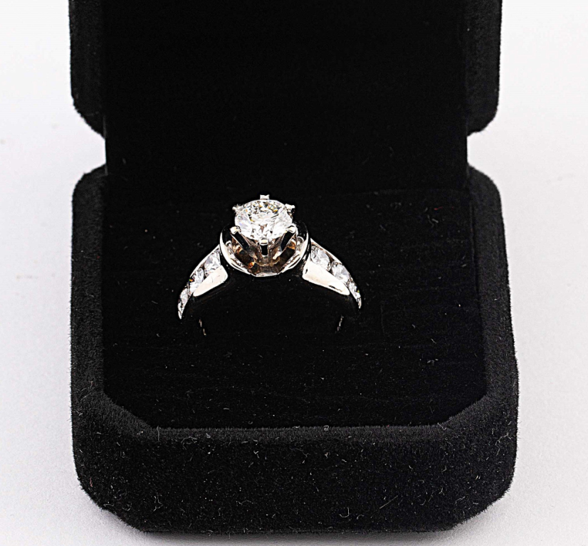 Prsten z bílého 18k zlata s diamantama o celkové velikosti 2,1ct