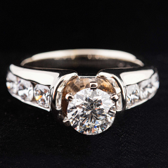 Prsten z bílého 18k zlata s diamantama o celkové velikosti 2,1ct