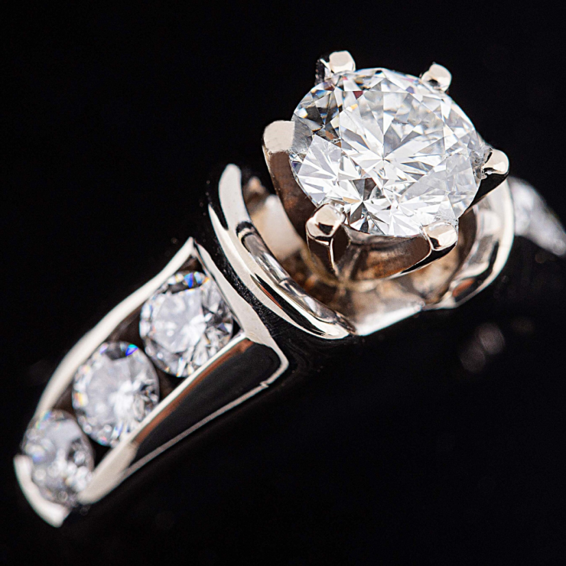 Prsten z bílého 18k zlata s diamantama o celkové velikosti 2,1ct
