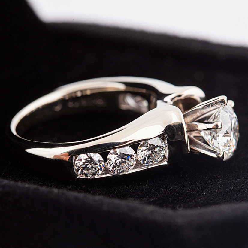 Prsten z bílého 18k zlata s diamantama o celkové velikosti 2,1ct