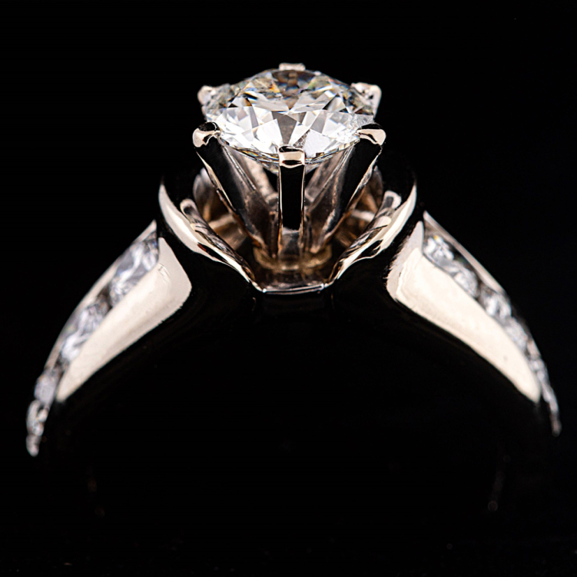 Prsten z bílého 18k zlata s diamantama o celkové velikosti 2,1ct